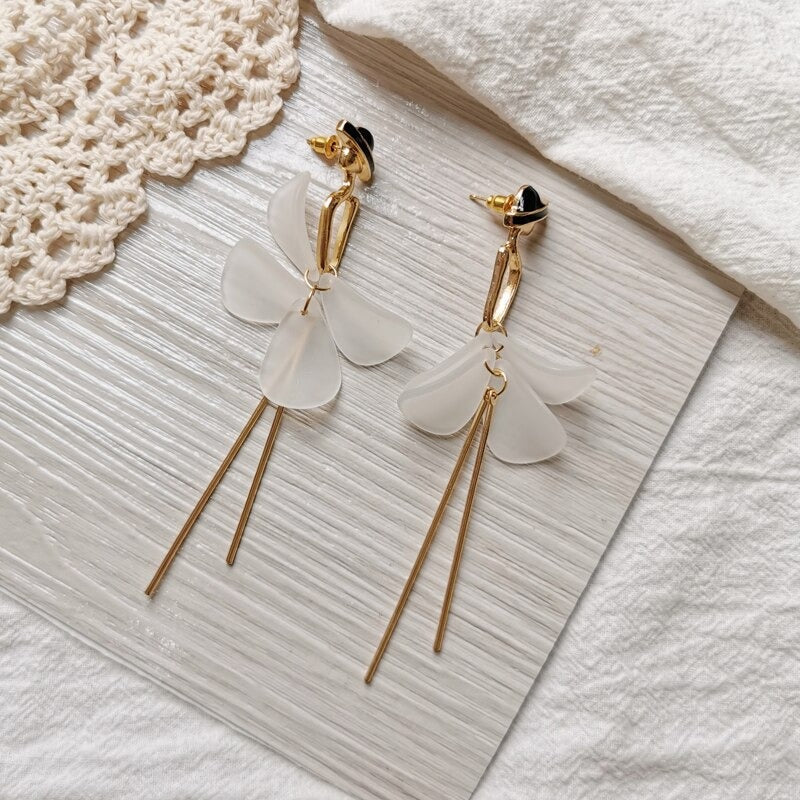 Ohrringe mit langer Quaste und Blütenblättern in Form eines Mädchens