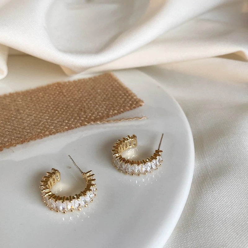 Glam Fashion Creolen mit Mikropflaster und Zirkonia