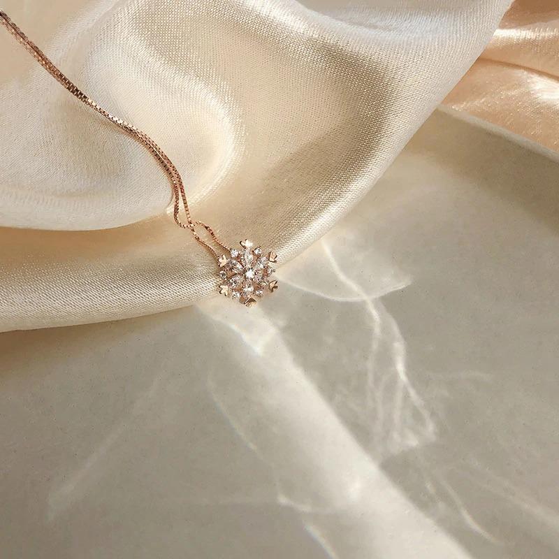 Glamouröse Halskette mit Strass-Schneeflocken-Anhänger