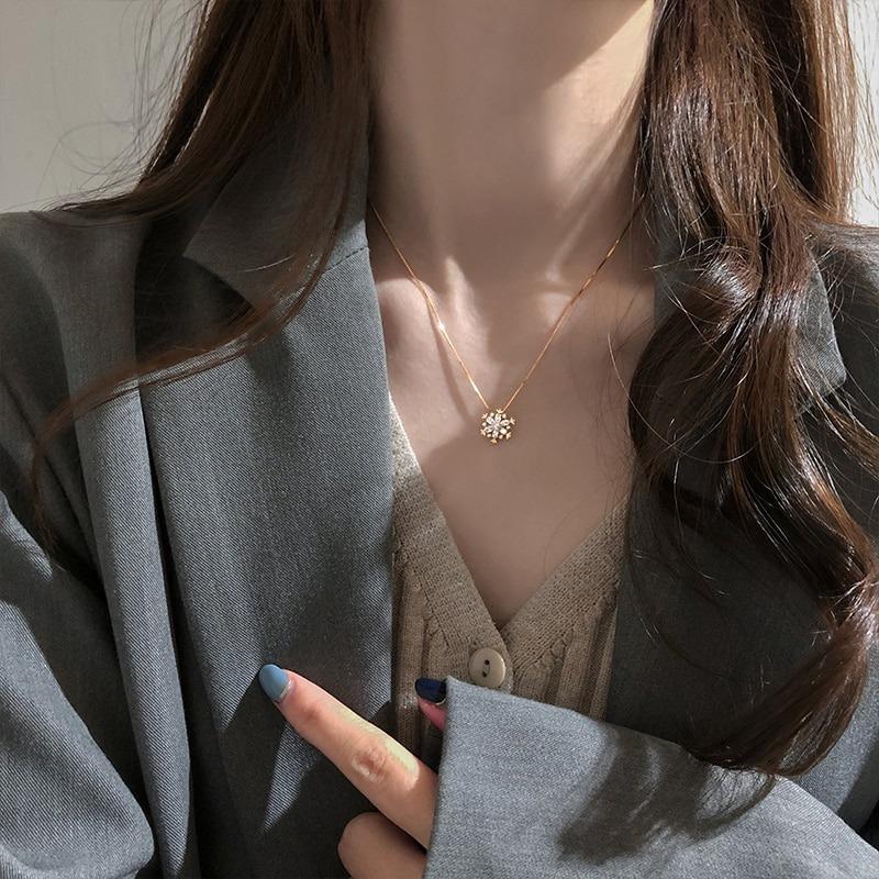 Glamouröse Halskette mit Strass-Schneeflocken-Anhänger