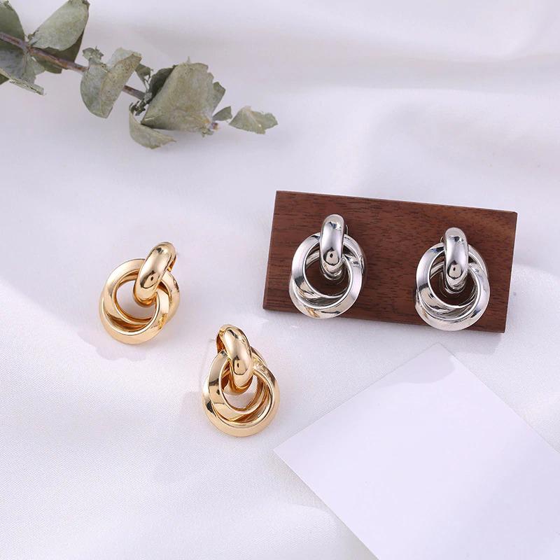 Glamorous – Geometrische Tropfenohrringe mit gedrehtem Knoten