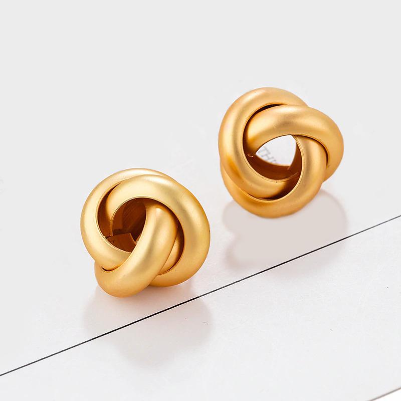 Glamorous – Geometrische Tropfenohrringe mit gedrehtem Knoten