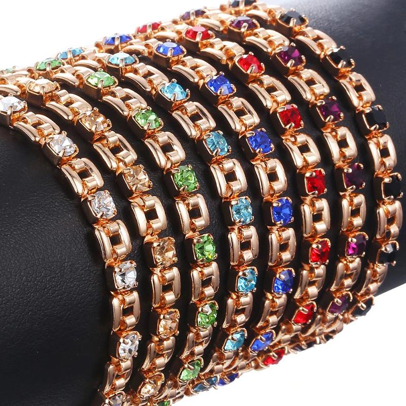 Schimmerndes, mit Strasssteinen verziertes Armband