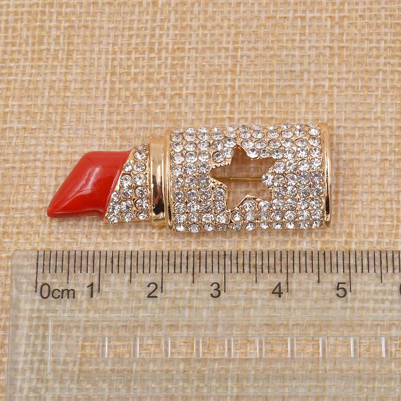 Glänzende Strass-Lippenstift-Brosche mit Promi-Motiv