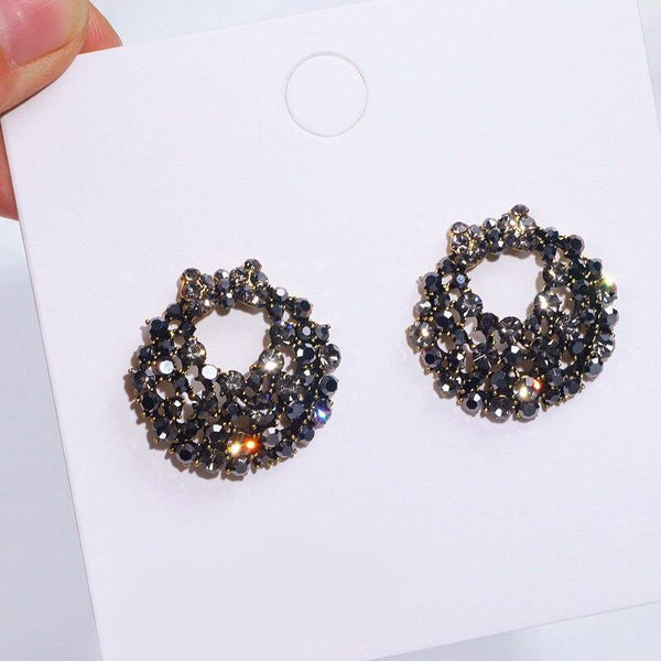 Glänzende Ohrringe mit Schleife und Strasssteinen