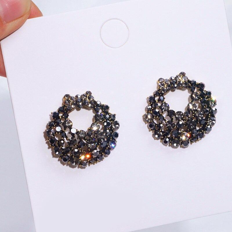 Glänzende Ohrringe mit Schleife und Strasssteinen