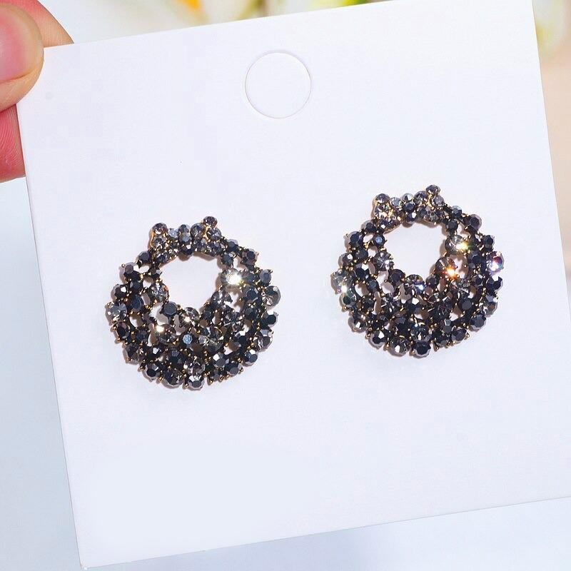 Glänzende Ohrringe mit Schleife und Strasssteinen