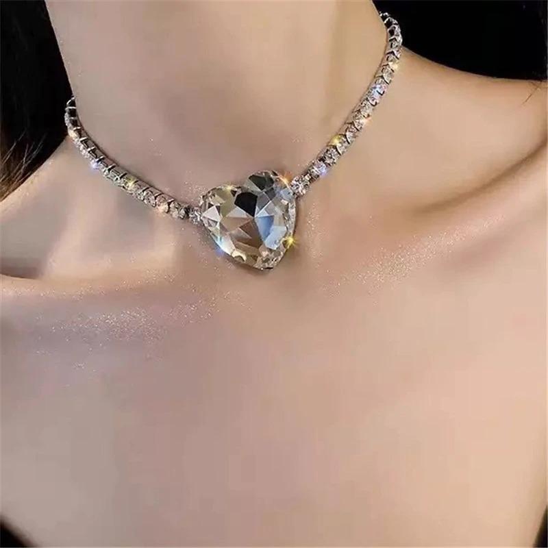 Schimmernde und glitzernde Strass-Schmuckkollektion