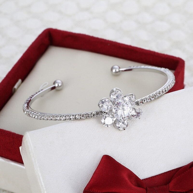 Glitzernde Manschettenarmbänder mit Schmetterlings-Strassanhänger