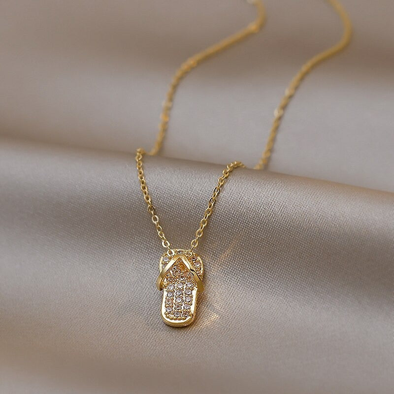 Glitzernde Ohrstecker und Halskette in Flip-Flop-Form mit Mini-Zirkon