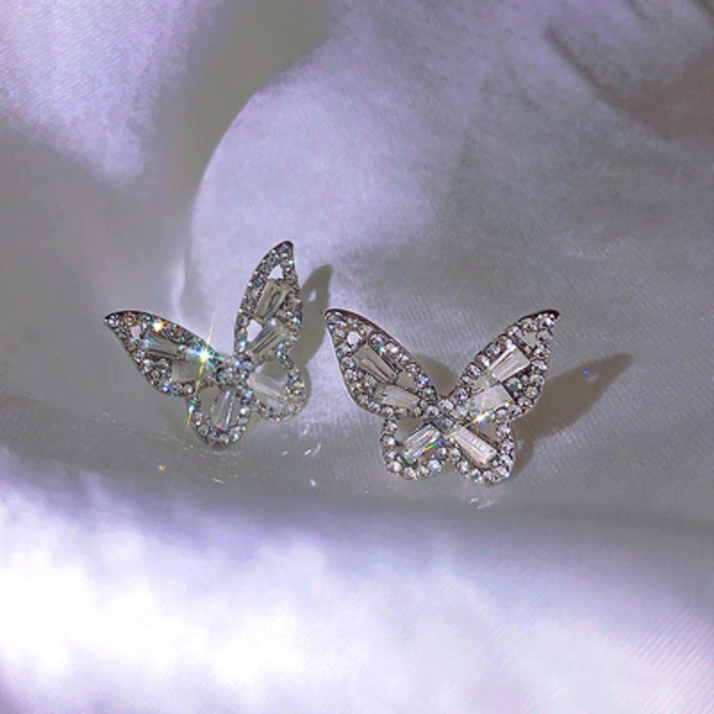 Glitzernde, mit Strasssteinen besetzte Schmetterlings-Ohrstecker