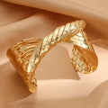 Breites strukturiertes goldenes Armreif - Statement-Schmuck
