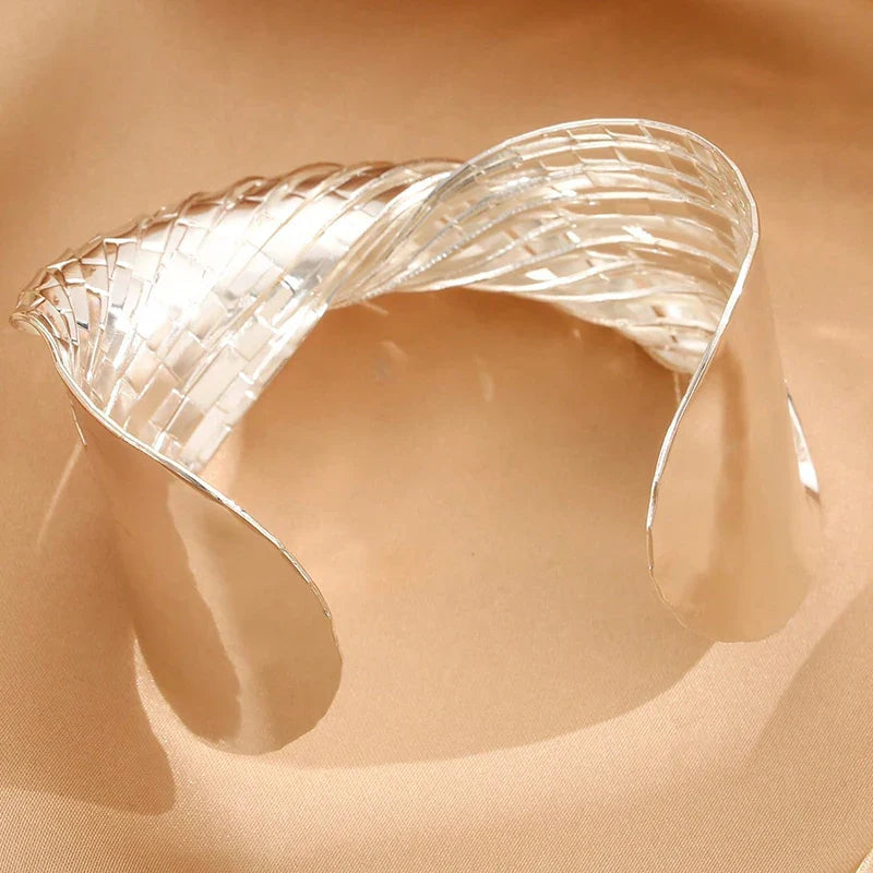 Breites strukturiertes goldenes Armreif - Statement-Schmuck