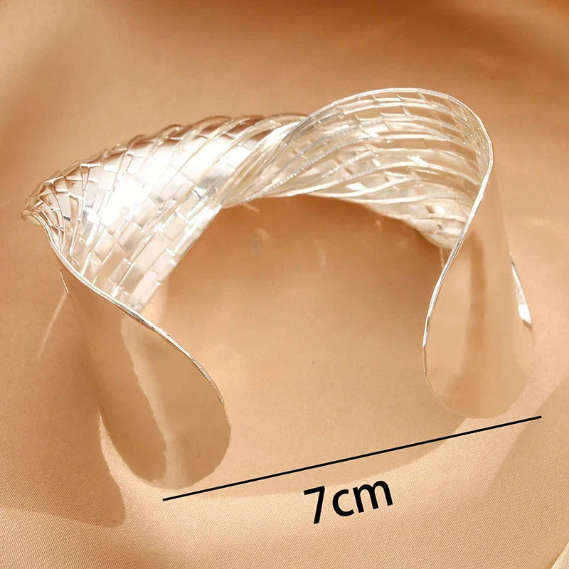 Breites strukturiertes goldenes Armreif - Statement-Schmuck