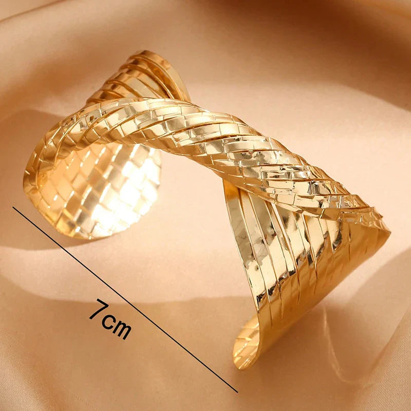 Breites strukturiertes goldenes Armreif - Statement-Schmuck