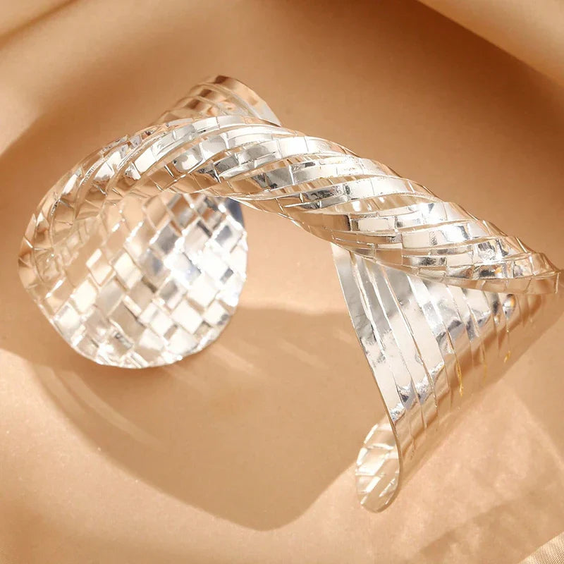 Breites strukturiertes goldenes Armreif - Statement-Schmuck