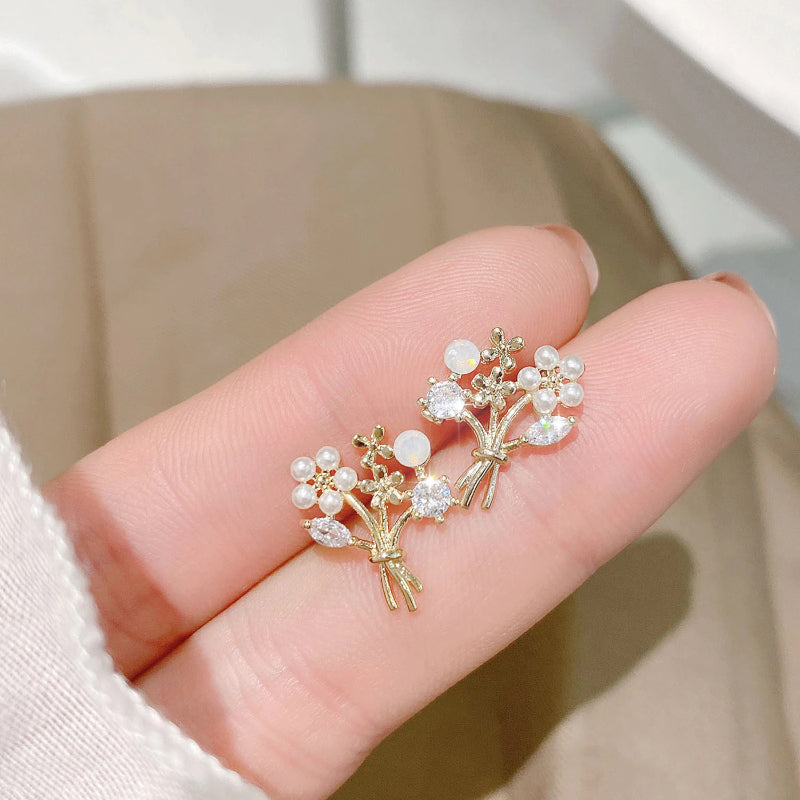 Vergoldete Ohrstecker mit Blatt und Blume und Mikro-Einlage aus Zirkonia