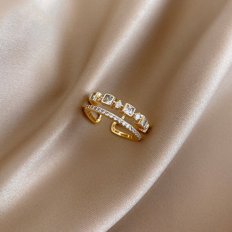 Wunderschöne und schöne mit Strasssteinen besetzte Ringkollektion