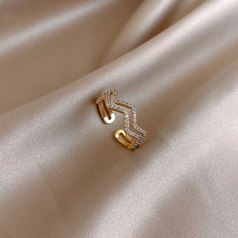 Wunderschöne und schöne mit Strasssteinen besetzte Ringkollektion