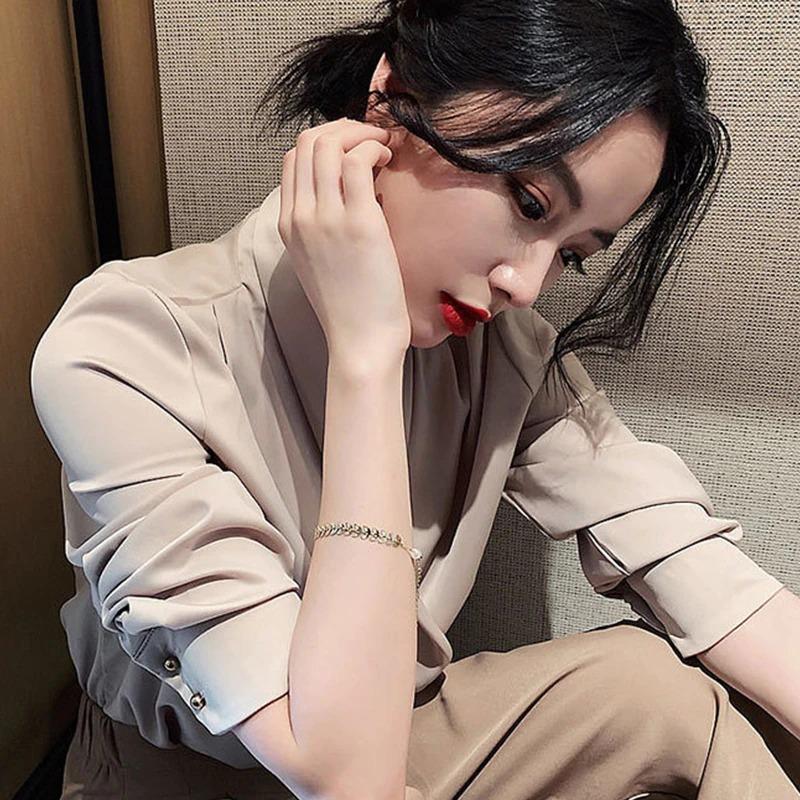 Armband mit goldenen Perlenblättern