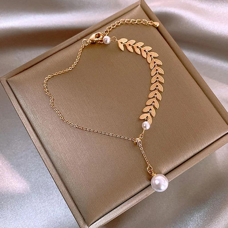 Armband mit goldenen Perlenblättern