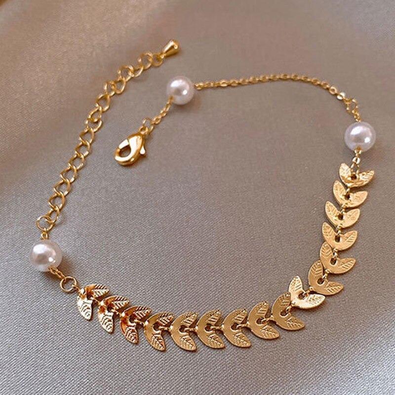 Armband mit goldenen Perlenblättern