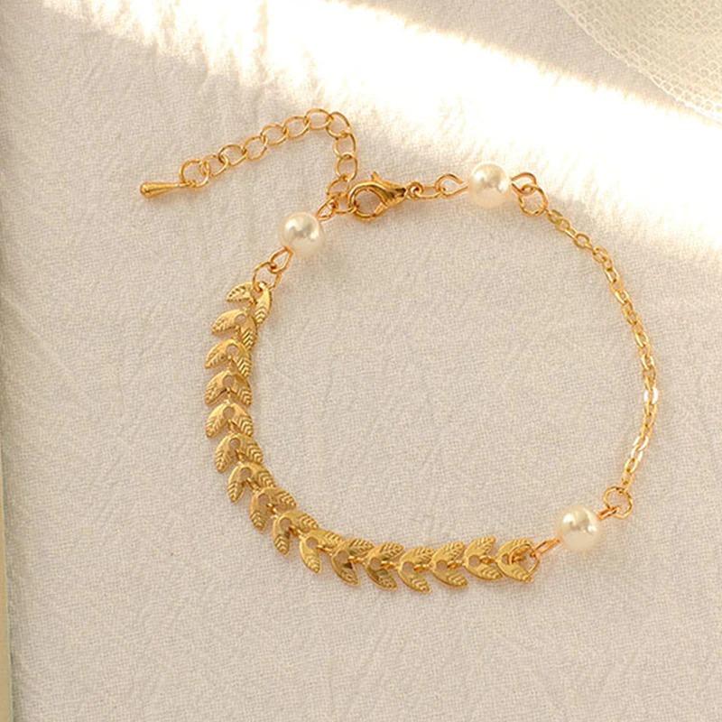 Armband mit goldenen Perlenblättern