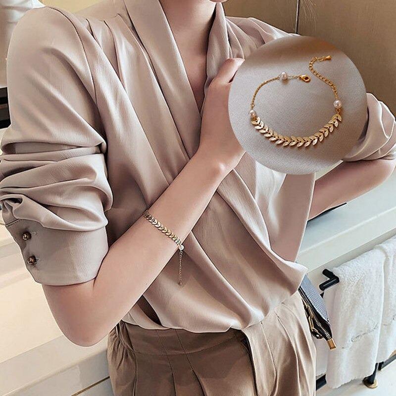 Armband mit goldenen Perlenblättern