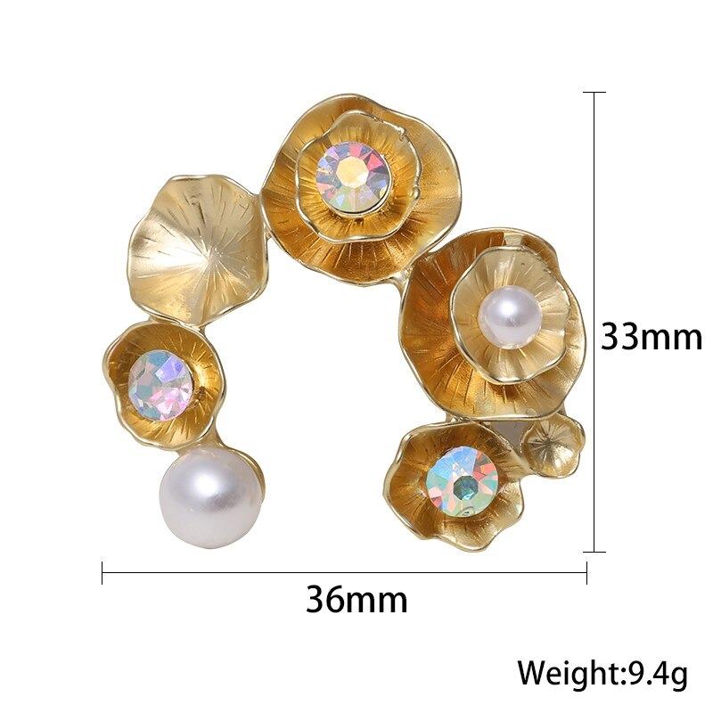 Kollektion goldener Broschennadeln mit Strasssteinen und Perlen