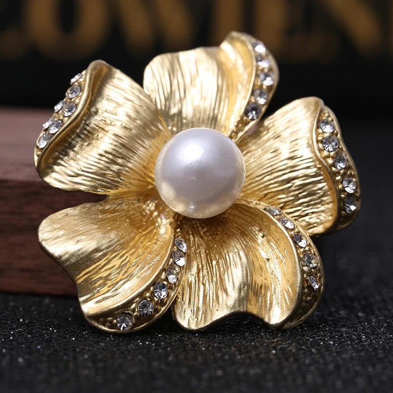 Kollektion goldener Broschennadeln mit Strasssteinen und Perlen