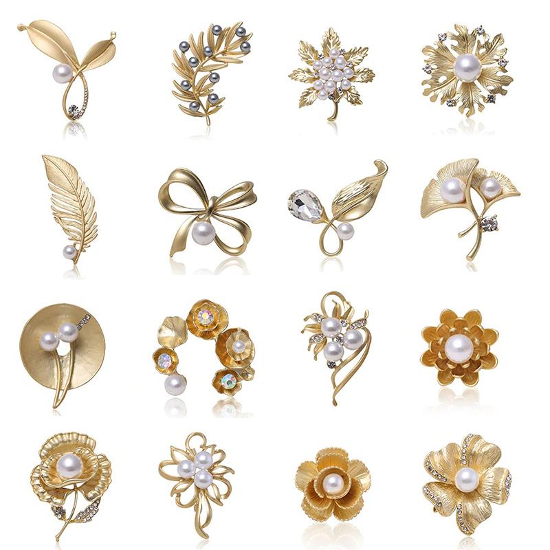 Kollektion goldener Broschennadeln mit Strasssteinen und Perlen