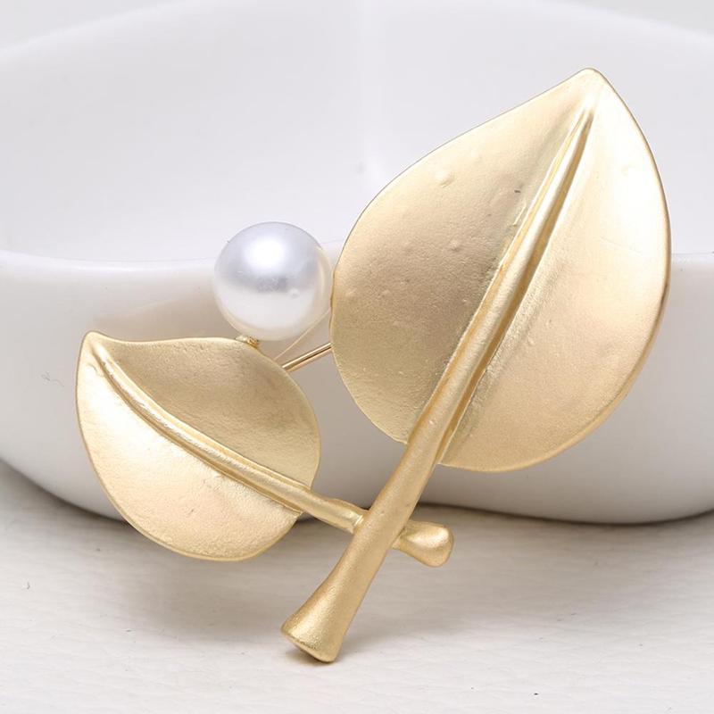 Kollektion goldener Broschennadeln mit Strasssteinen und Perlen