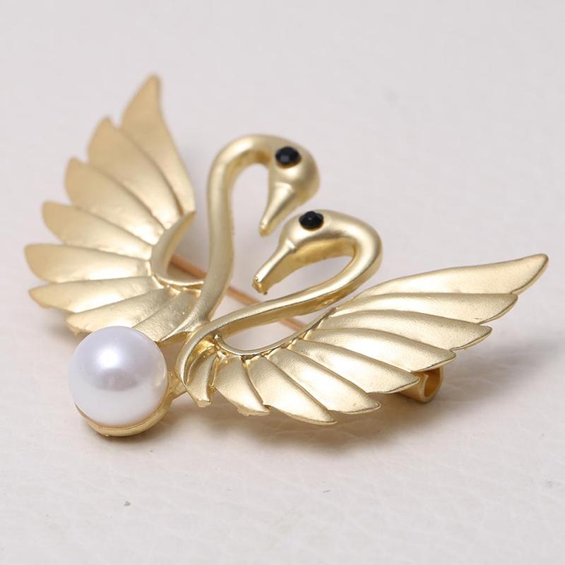 Kollektion goldener Broschennadeln mit Strasssteinen und Perlen