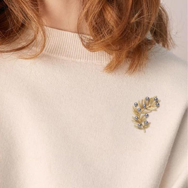 Kollektion goldener Broschennadeln mit Strasssteinen und Perlen