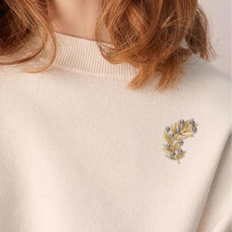 Kollektion goldener Broschennadeln mit Strasssteinen und Perlen