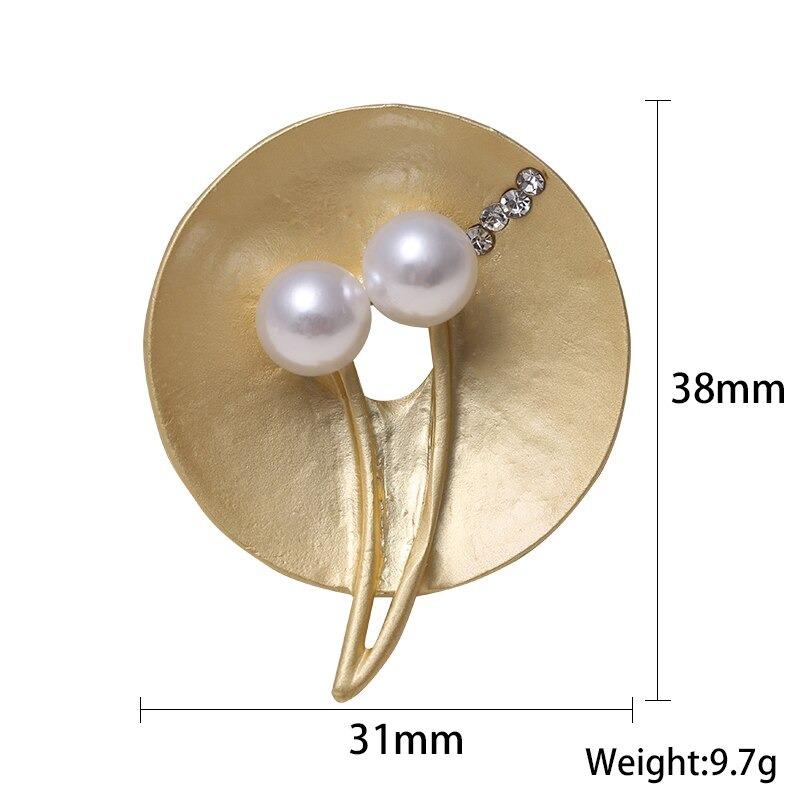 Kollektion goldener Broschennadeln mit Strasssteinen und Perlen