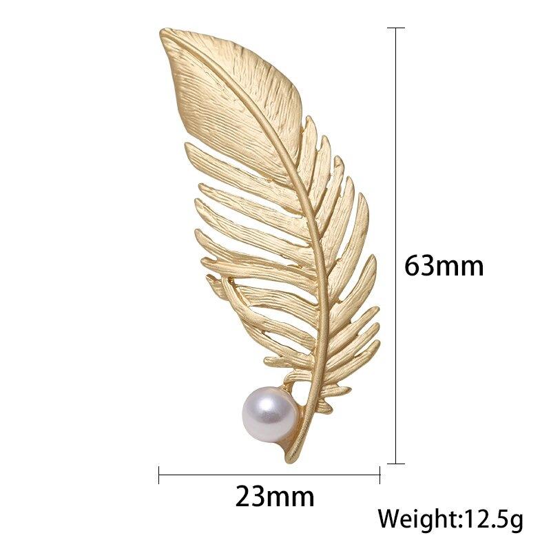 Kollektion goldener Broschennadeln mit Strasssteinen und Perlen