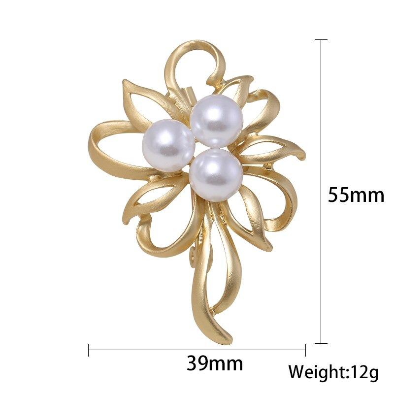 Kollektion goldener Broschennadeln mit Strasssteinen und Perlen