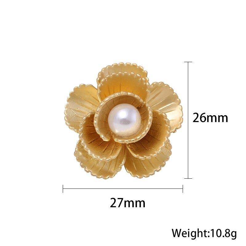 Kollektion goldener Broschennadeln mit Strasssteinen und Perlen