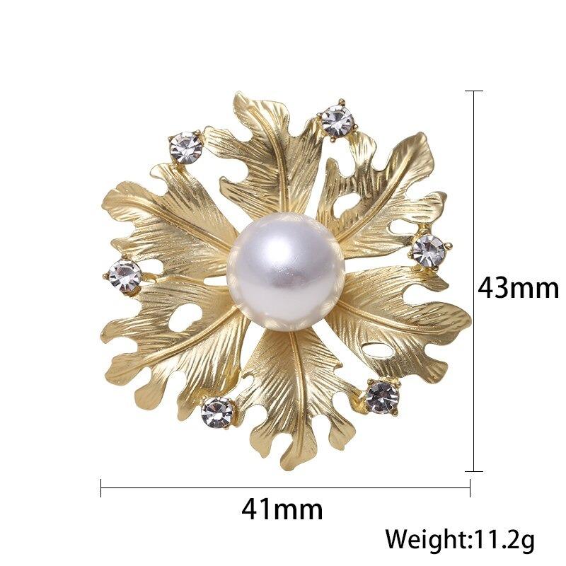 Kollektion goldener Broschennadeln mit Strasssteinen und Perlen