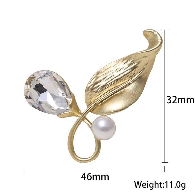 Kollektion goldener Broschennadeln mit Strasssteinen und Perlen