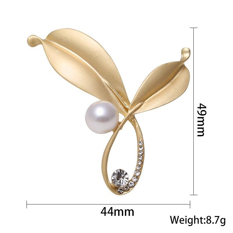 Kollektion goldener Broschennadeln mit Strasssteinen und Perlen