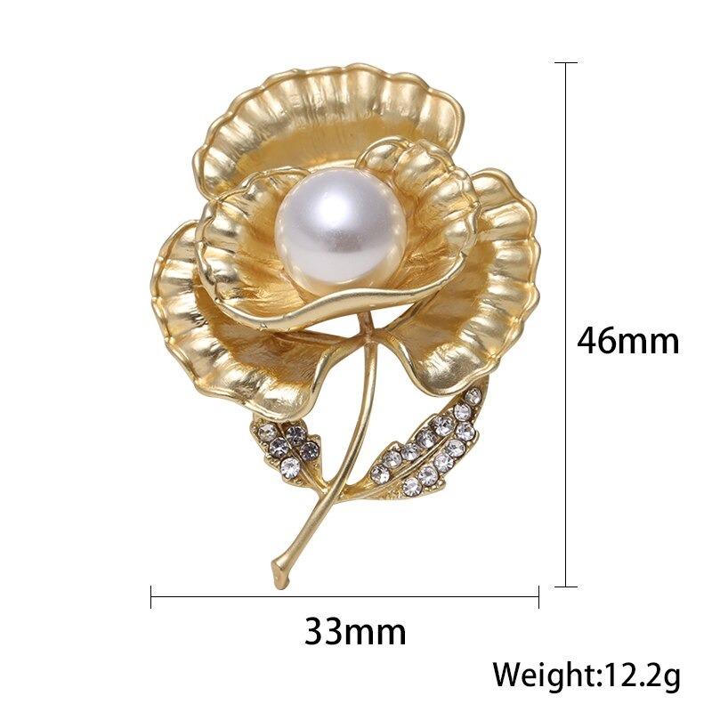 Kollektion goldener Broschennadeln mit Strasssteinen und Perlen