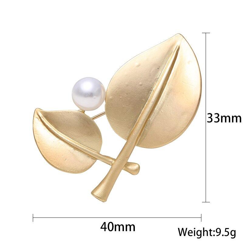 Kollektion goldener Broschennadeln mit Strasssteinen und Perlen