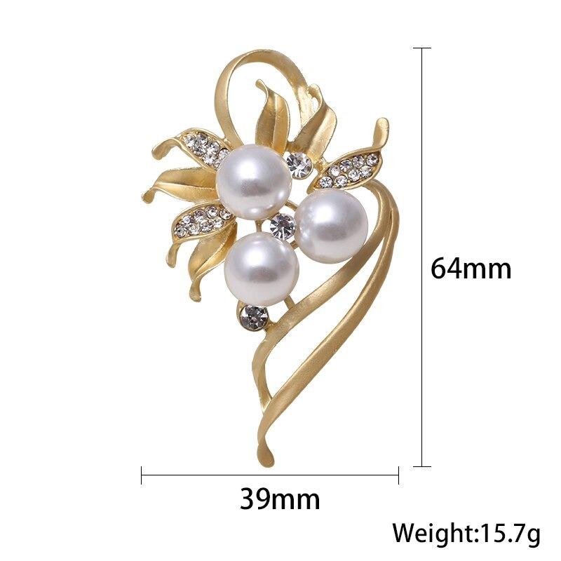 Kollektion goldener Broschennadeln mit Strasssteinen und Perlen