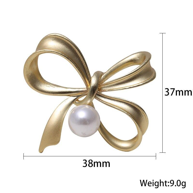 Kollektion goldener Broschennadeln mit Strasssteinen und Perlen