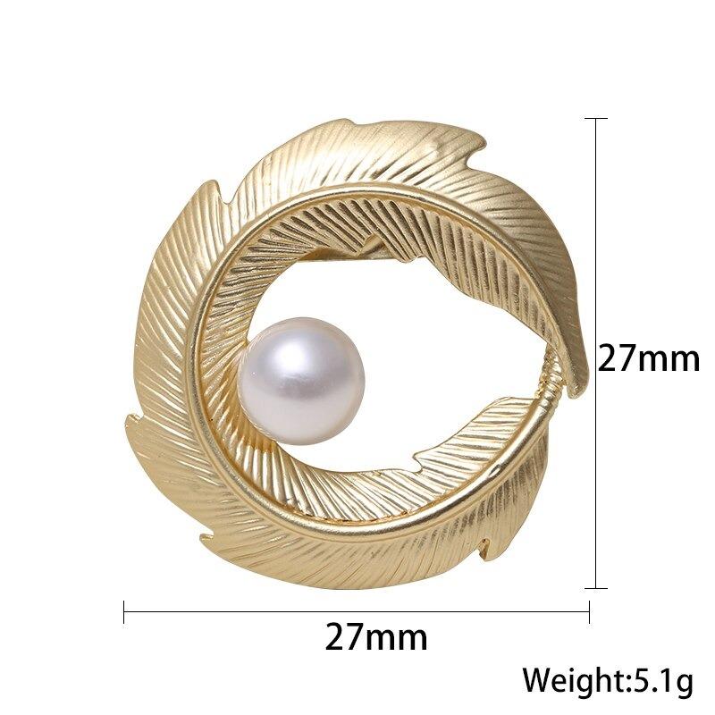 Kollektion goldener Broschennadeln mit Strasssteinen und Perlen