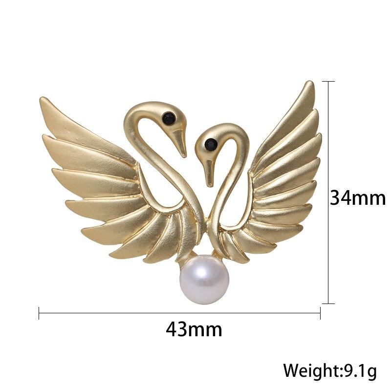 Kollektion goldener Broschennadeln mit Strasssteinen und Perlen