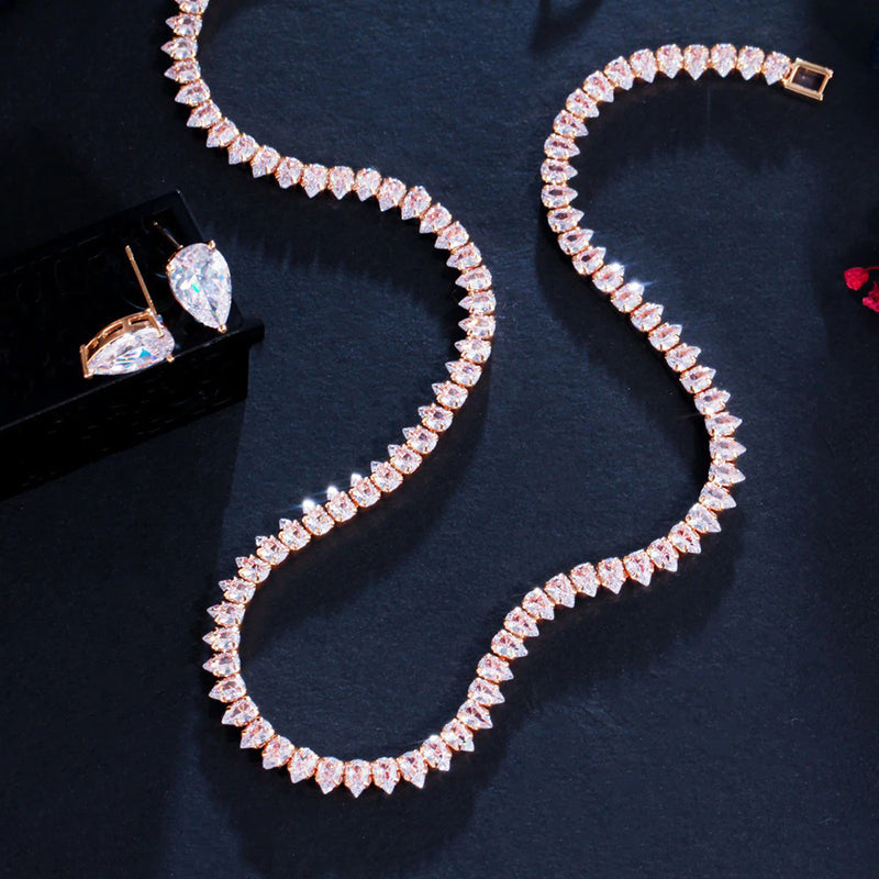 Wunderschönes Schmuckset mit Halskette und Ohrringen aus Iced-Out-Zirkonia