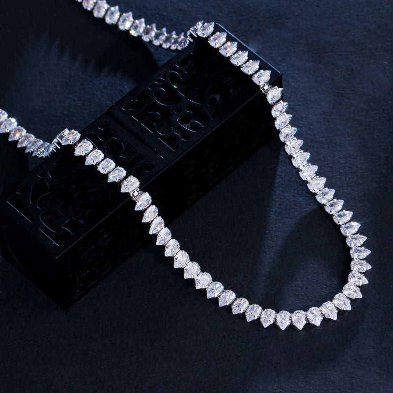 Wunderschönes Schmuckset mit Halskette und Ohrringen aus Iced-Out-Zirkonia